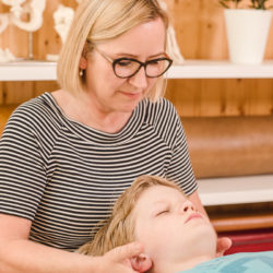 Manuelle Therapie an Kind